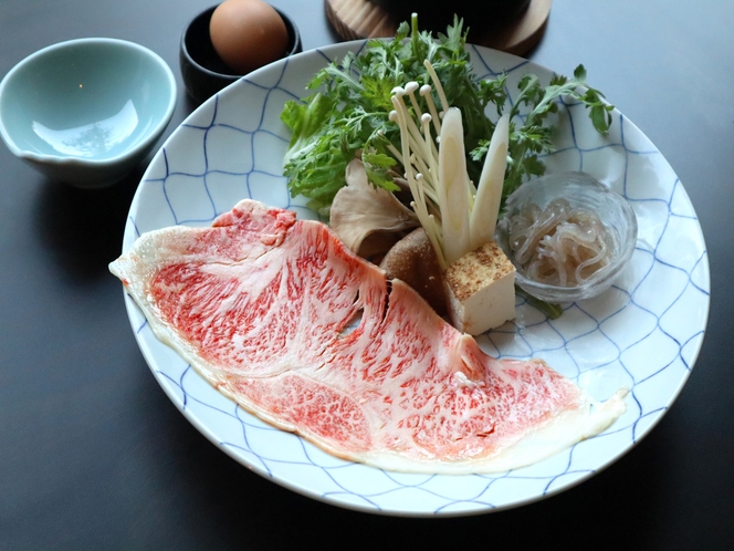 【創作料理コースの一品】ブランド鳥取和牛オレイン５５（最高品質A5ランクのサーロイン）のすき焼き