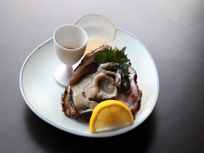 【創作料理コースの一品】鳥取の夏の名産「岩牡蠣」の生牡蠣（6月〜8月の夏季限定）