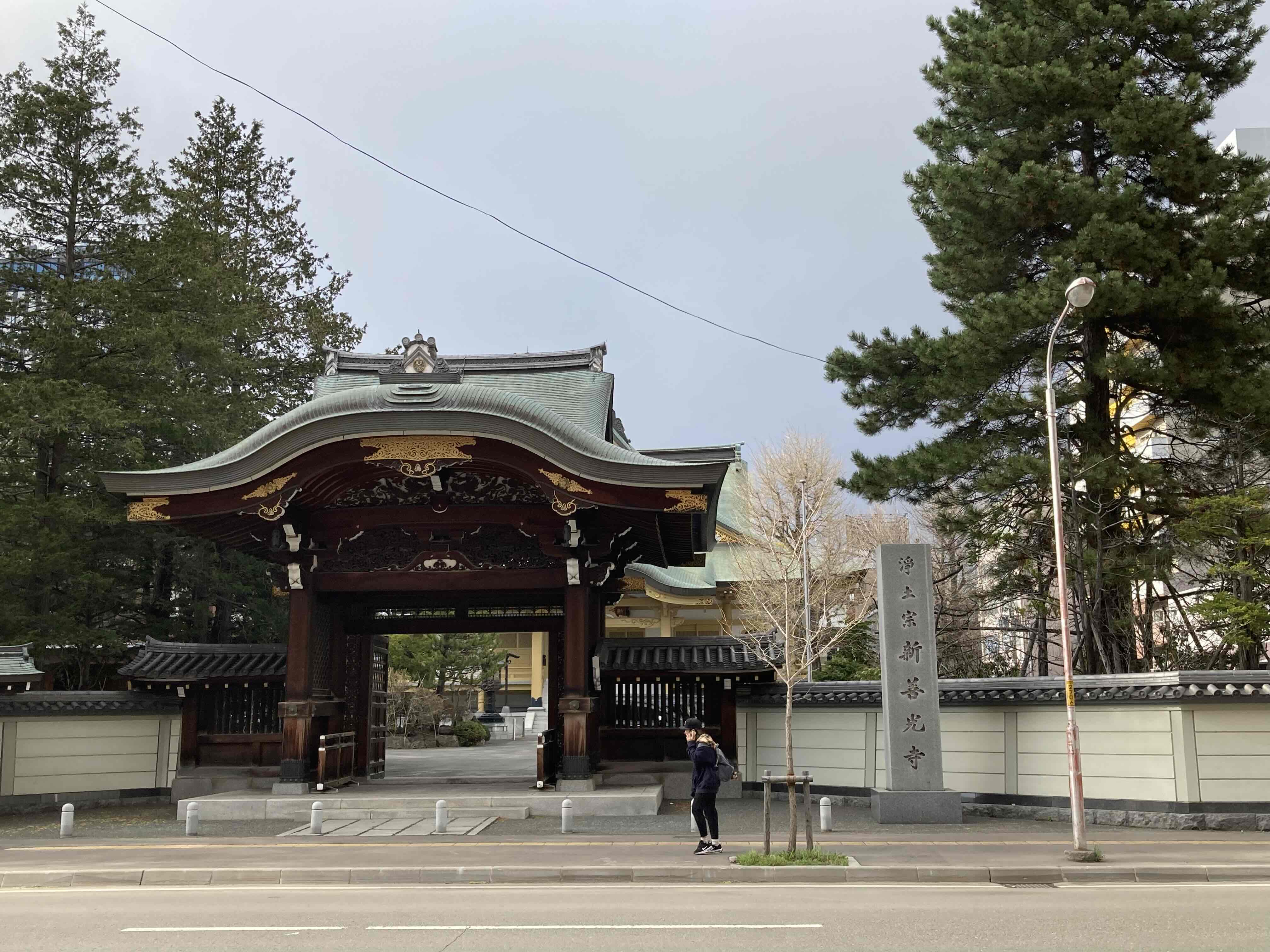 ②新善光寺が左手になるように、6番出口とは逆方向にまっすぐ歩きます。