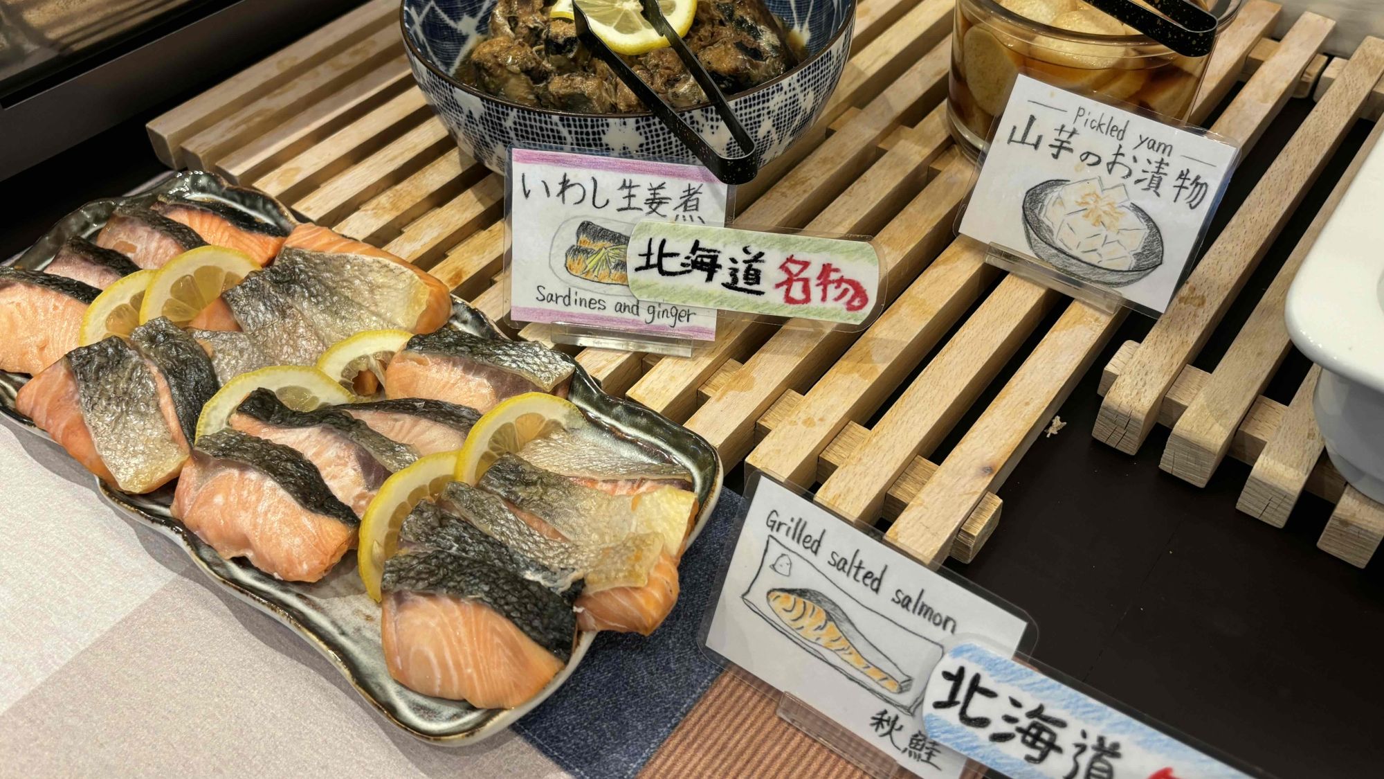焼き魚は『秋鮭』『さば塩焼き』『さわら西京焼き』を日替わりで楽しめます！