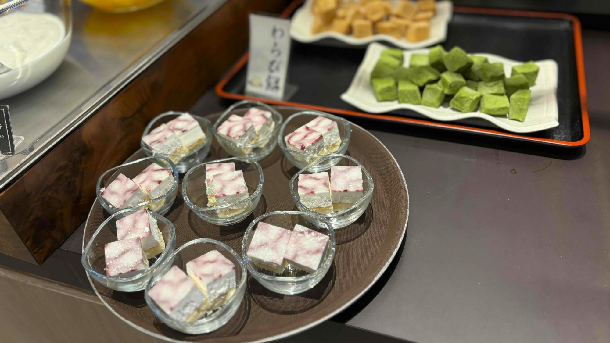 レアチーズケーキと、わらび餅。食後のデザートでホッと一息。。