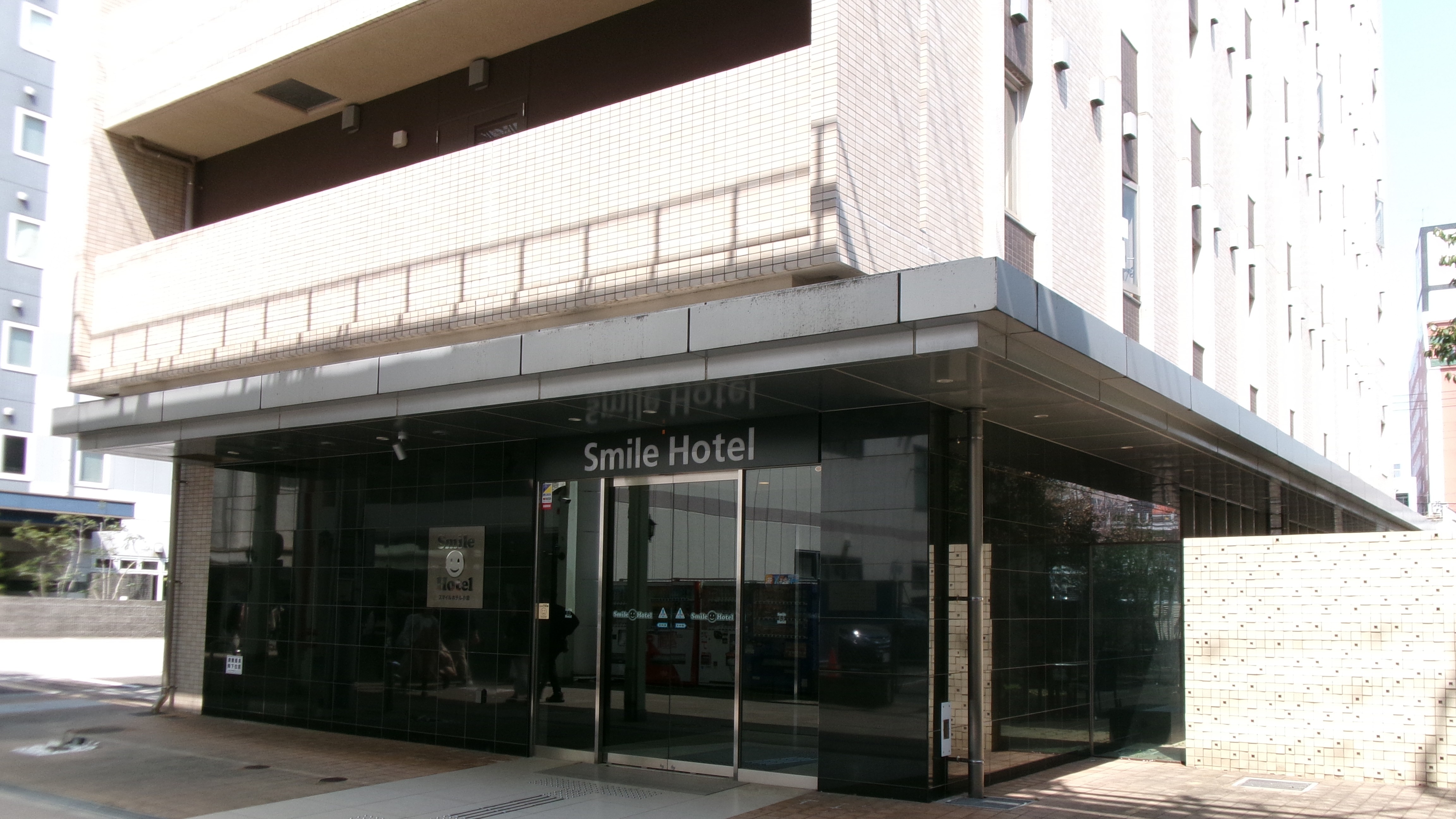 アーケード商店街沿いに入口がございます