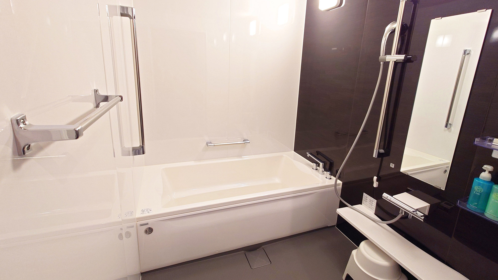 【本館 アクセシブルツイン(バリアフリー対応)】お風呂椅子の貸し出し有り