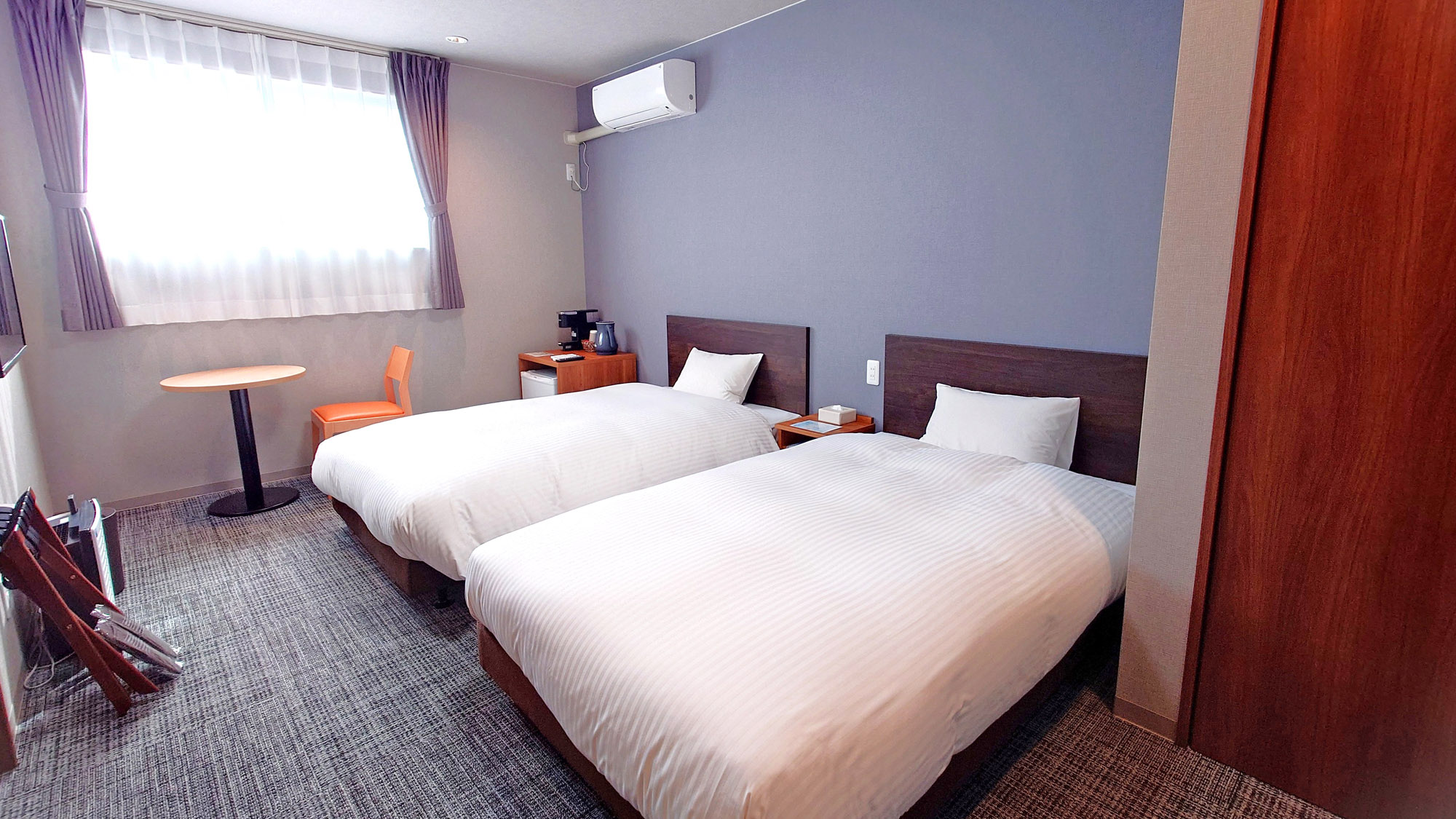 【本館 アクセシブルツイン(バリアフリー対応)】セミダブルベッド２台設置しております