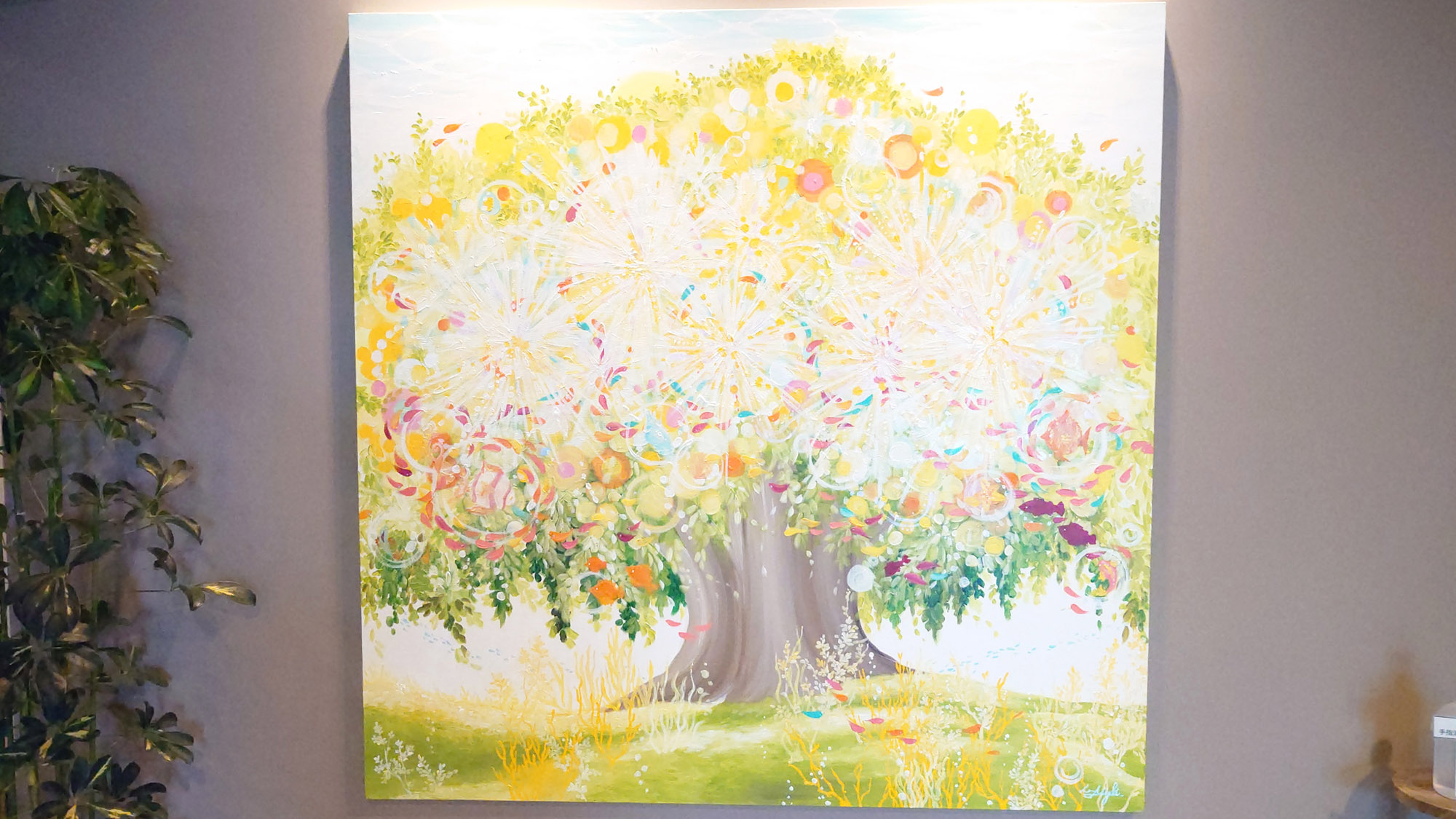 【館内】明るく柔らかい絵でお出迎え「作：神田瑞季さん」