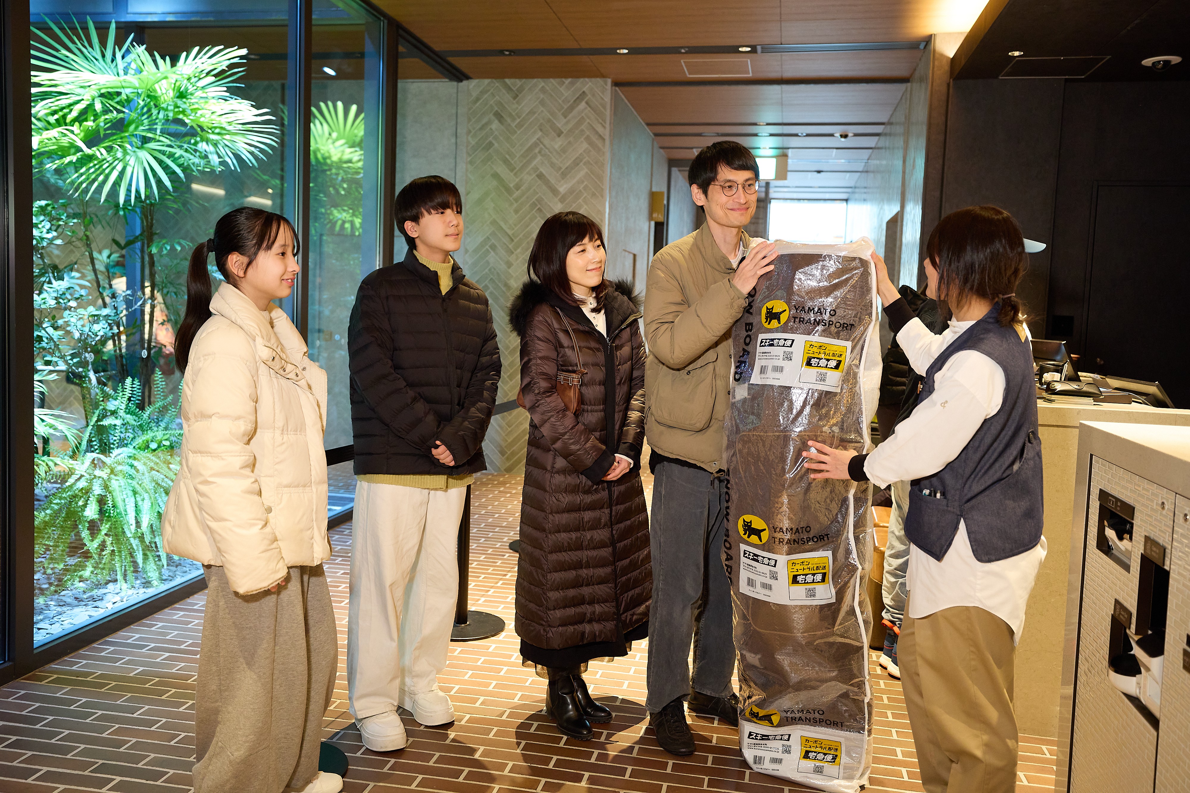【宅急便】お荷物の発送はスタッフへお声がけください。