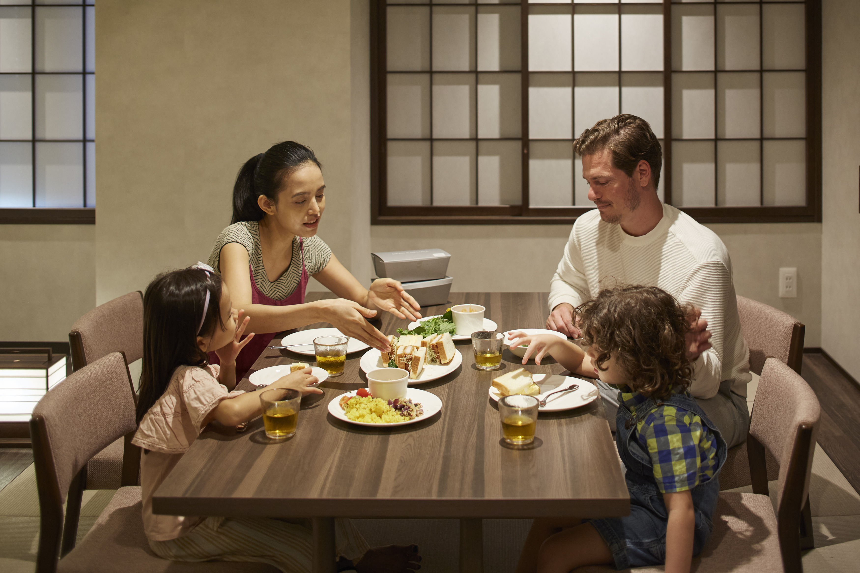 【デラックスファミリー文豪】靴を脱いでお過ごしいただける和室は、小さなお子様とのご滞在にも便利。