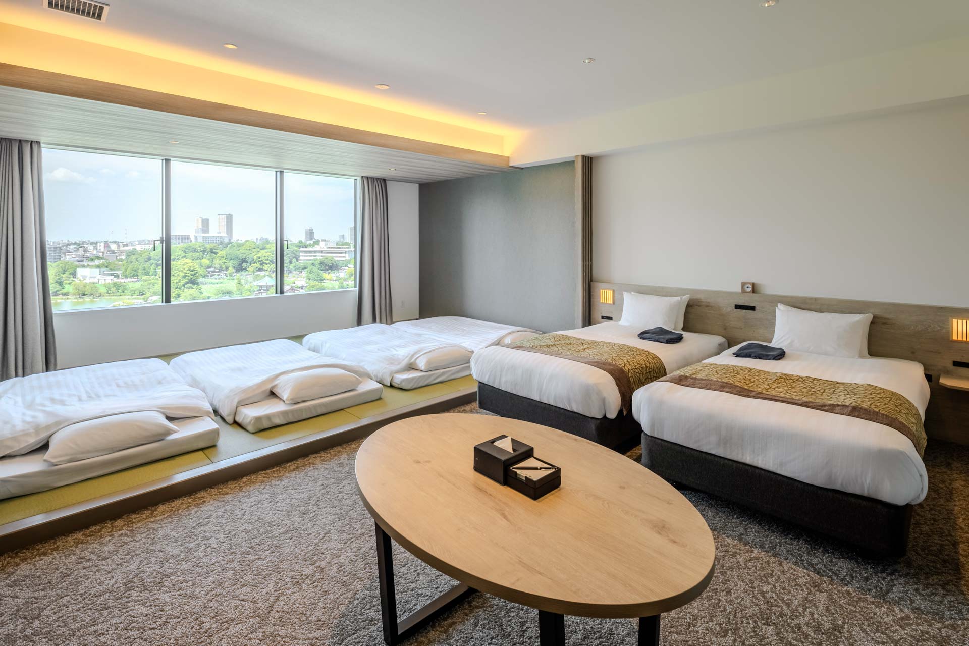 【デラックススイート 和洋室】3～4名以上でご利用の場合は、布団をご用意いたします。