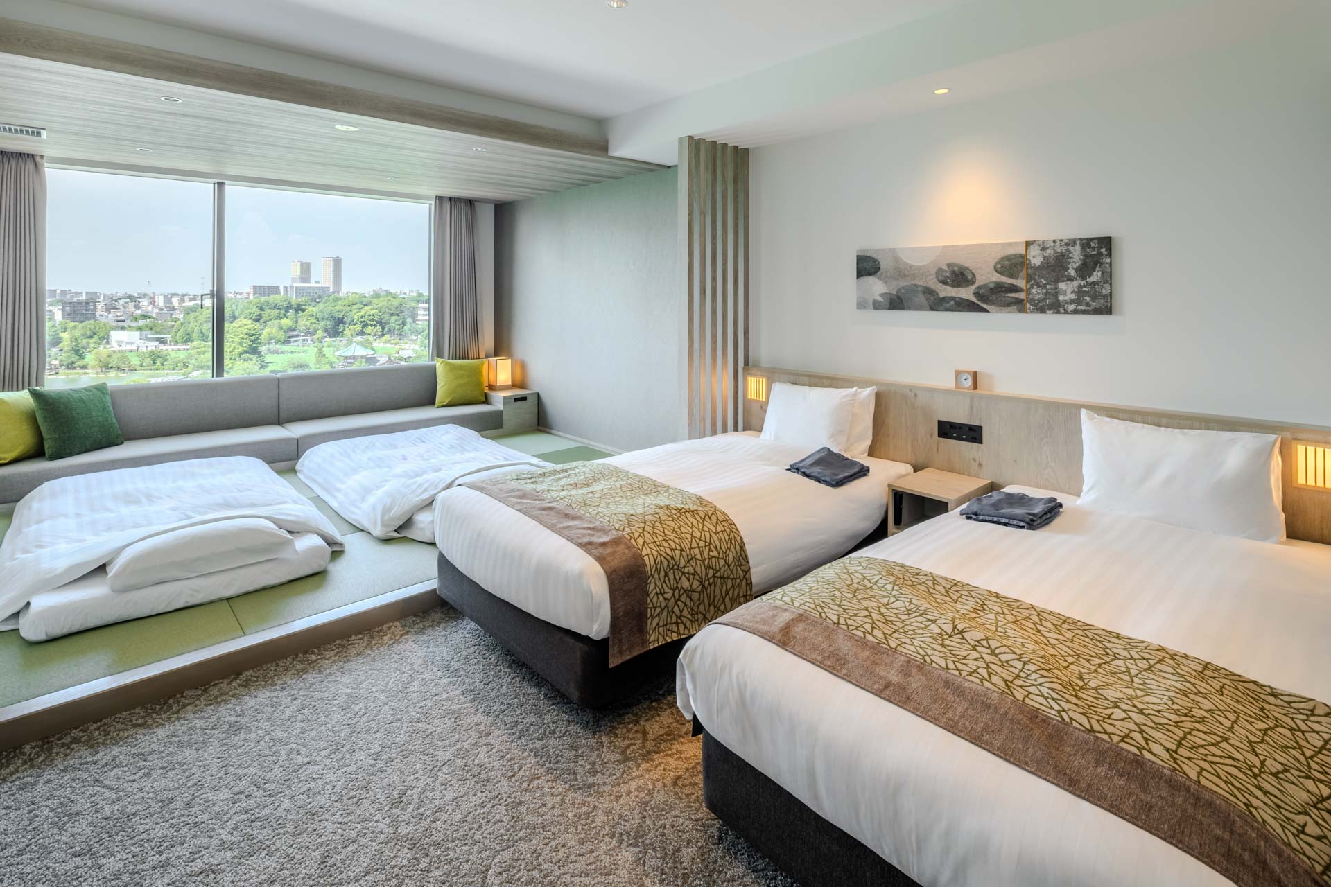 【デラックスファミリー 和洋室】3名以上でご利用の場合は、布団をご用意いたします。