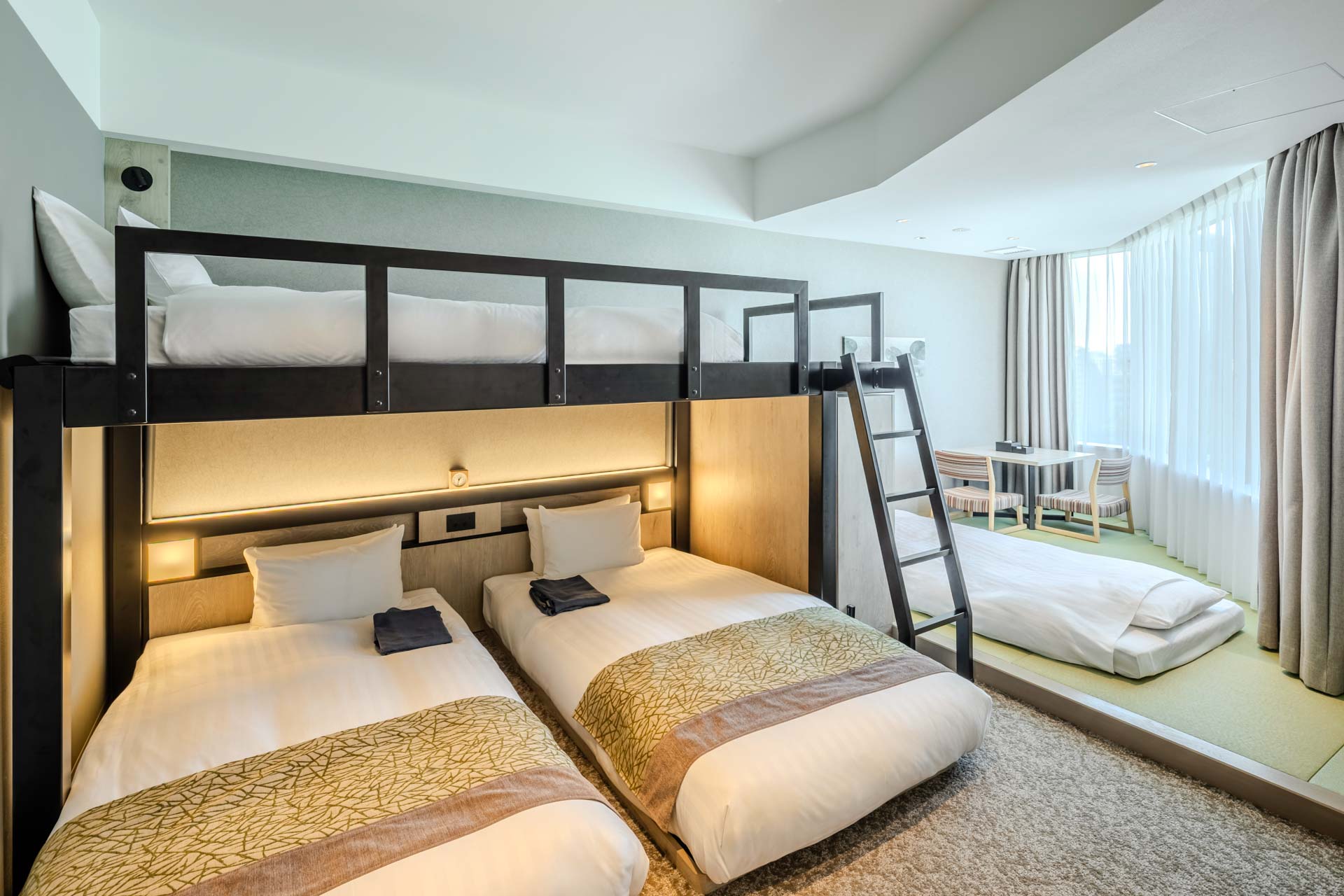 【スーペリアファミリー 和洋室】4名でご利用の場合は、布団をご用意いたします。