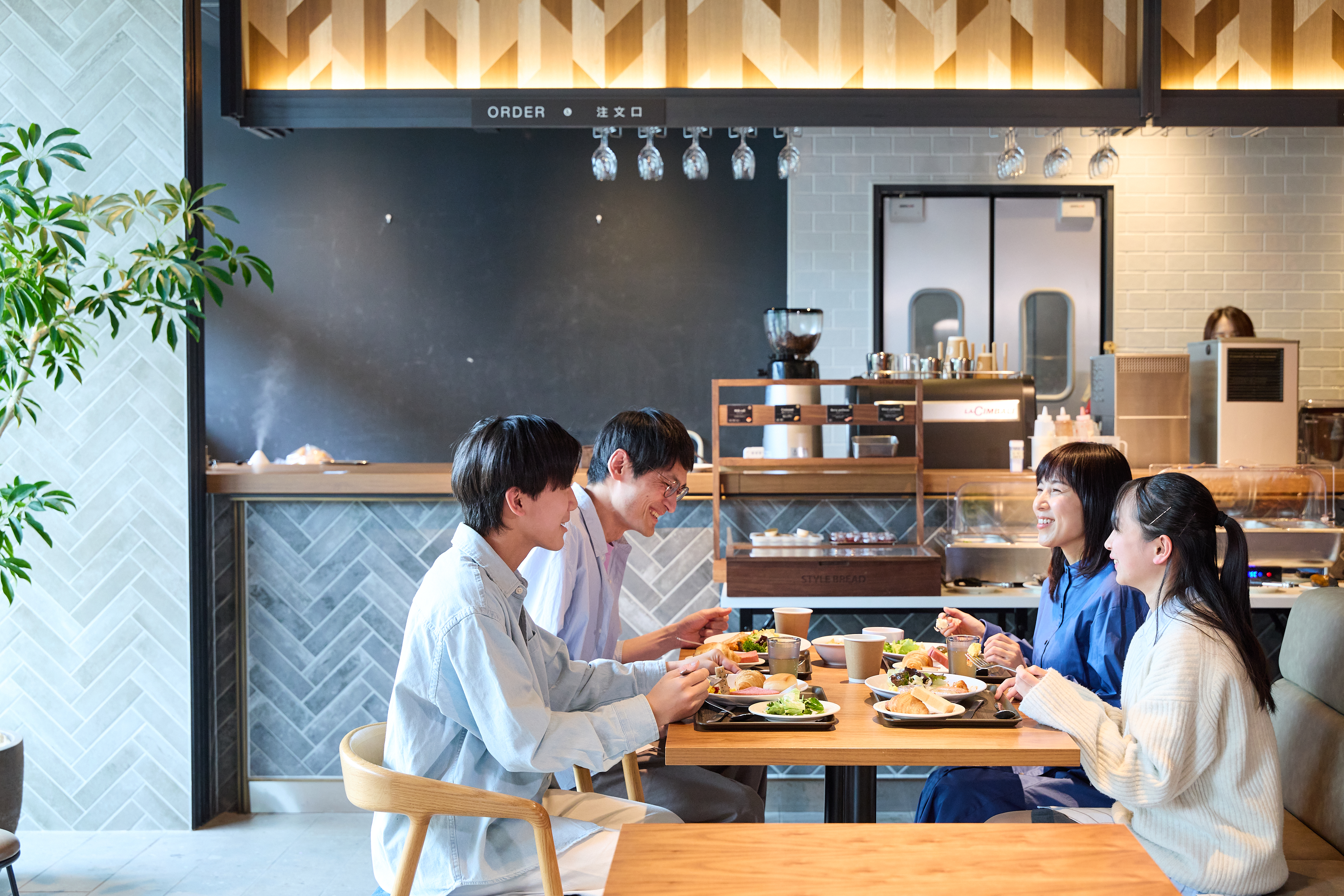 1階 ＆Here Cafeにてご用意しております。