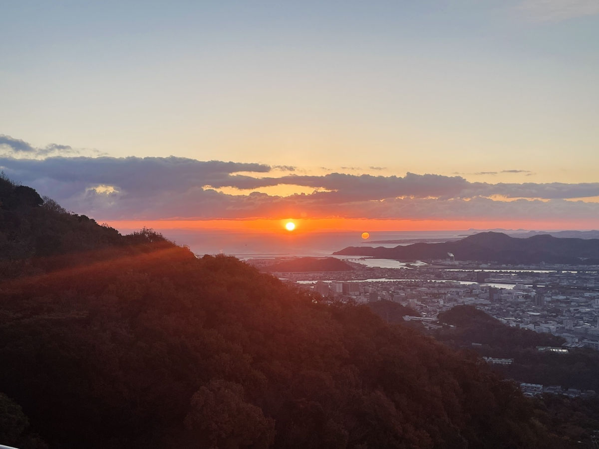 眉山海月　最上階レストランから見える日の出