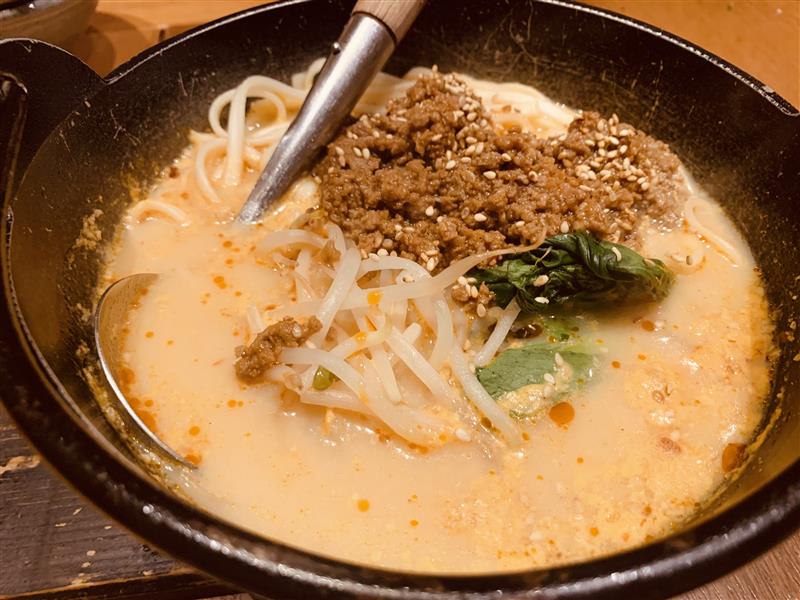 創采膳 月（ホテルから車で10分）：お肉も海鮮もある居酒屋です。担々湯豆腐がおいしいです