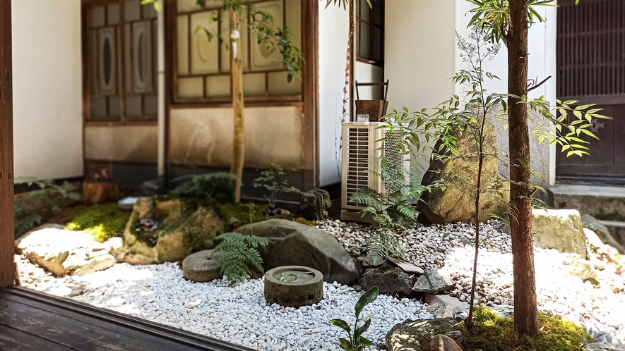 ・【中庭】日本庭園を眺めながら縁側でのんびり。日常の喧騒を忘れておくつろぎいただけます