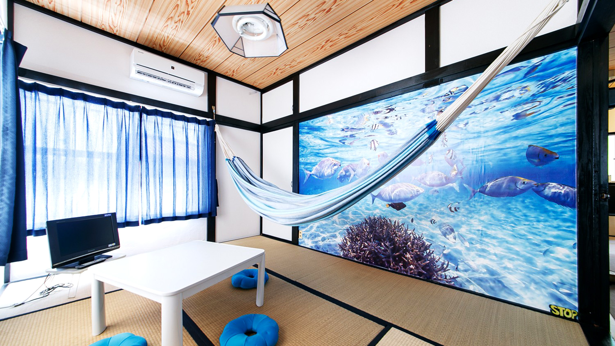 E◆壁一面に魚のアートが施されたお部屋です*