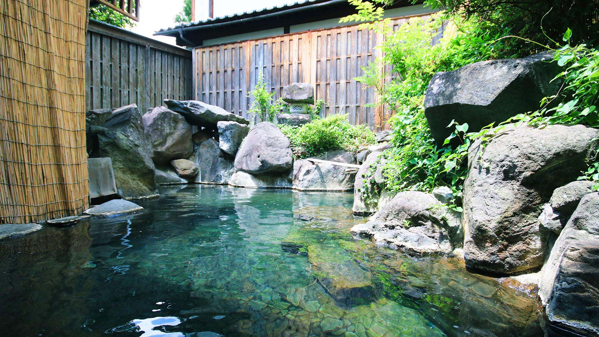 ・【混浴露天風呂】木々や空を眺めながら、心地よい湯に浸る。時を忘れる程に癒しのひとときになります