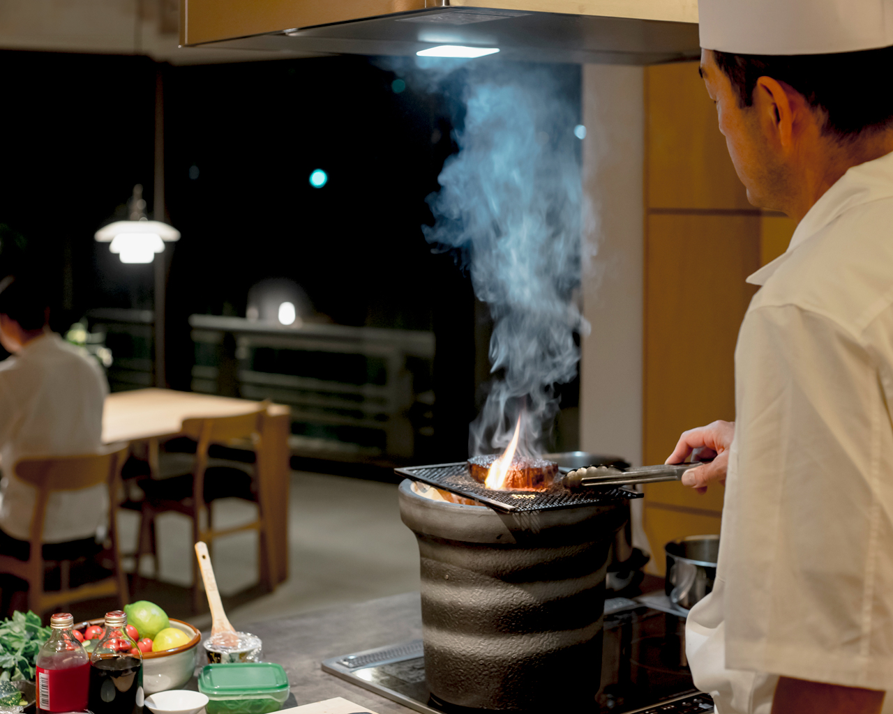 専属シェフがお客様の前で調理いたします。