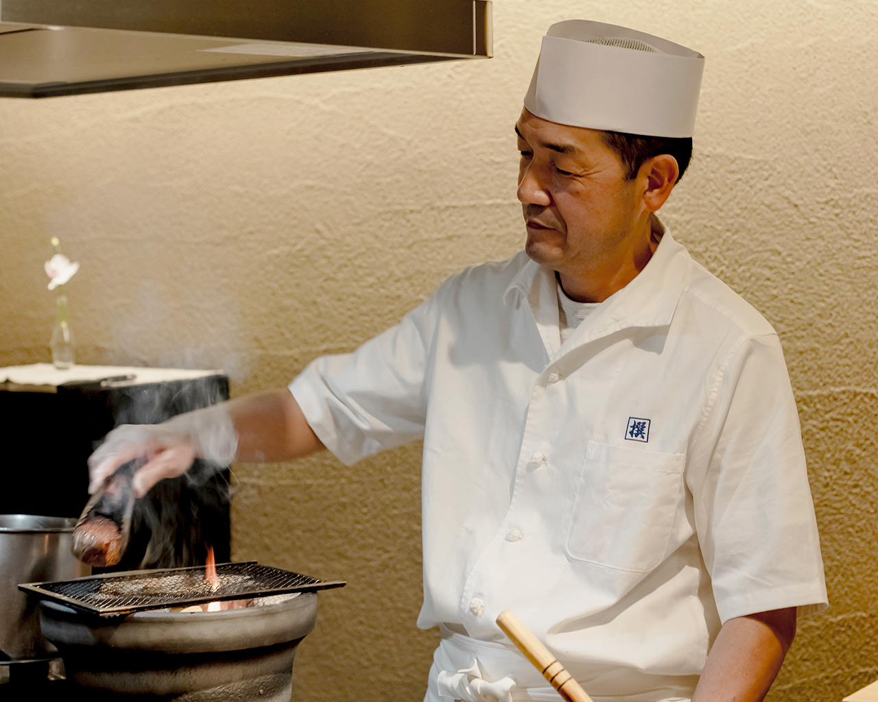 専属シェフがお客様の前で調理いたします。