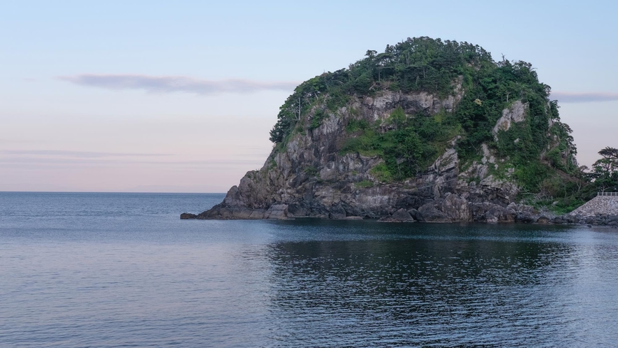 大きな弁天崎という岩がある為、風が吹いても穏やかで澄んだ海を楽しめます