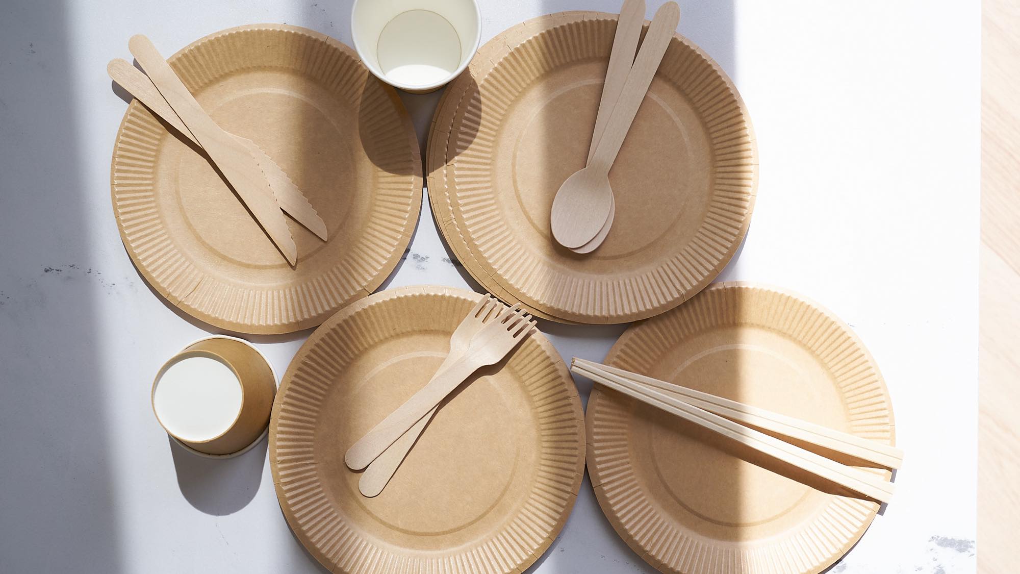 お部屋には水道設備がない為、カトラリー類（皿・コップ・フォーク等）はすべて使い捨てです