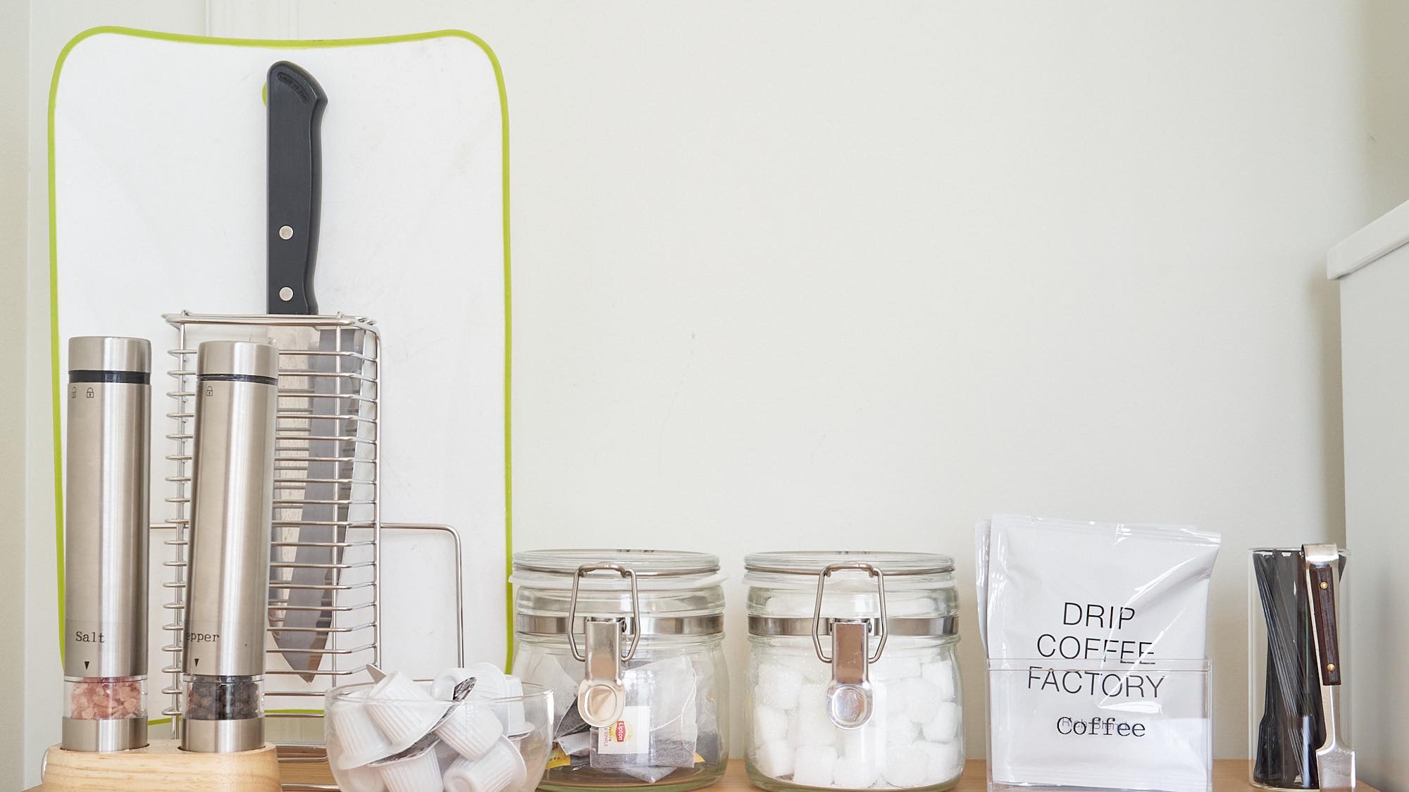 客室備品：まな板・ナイフ・コーヒー・紅茶