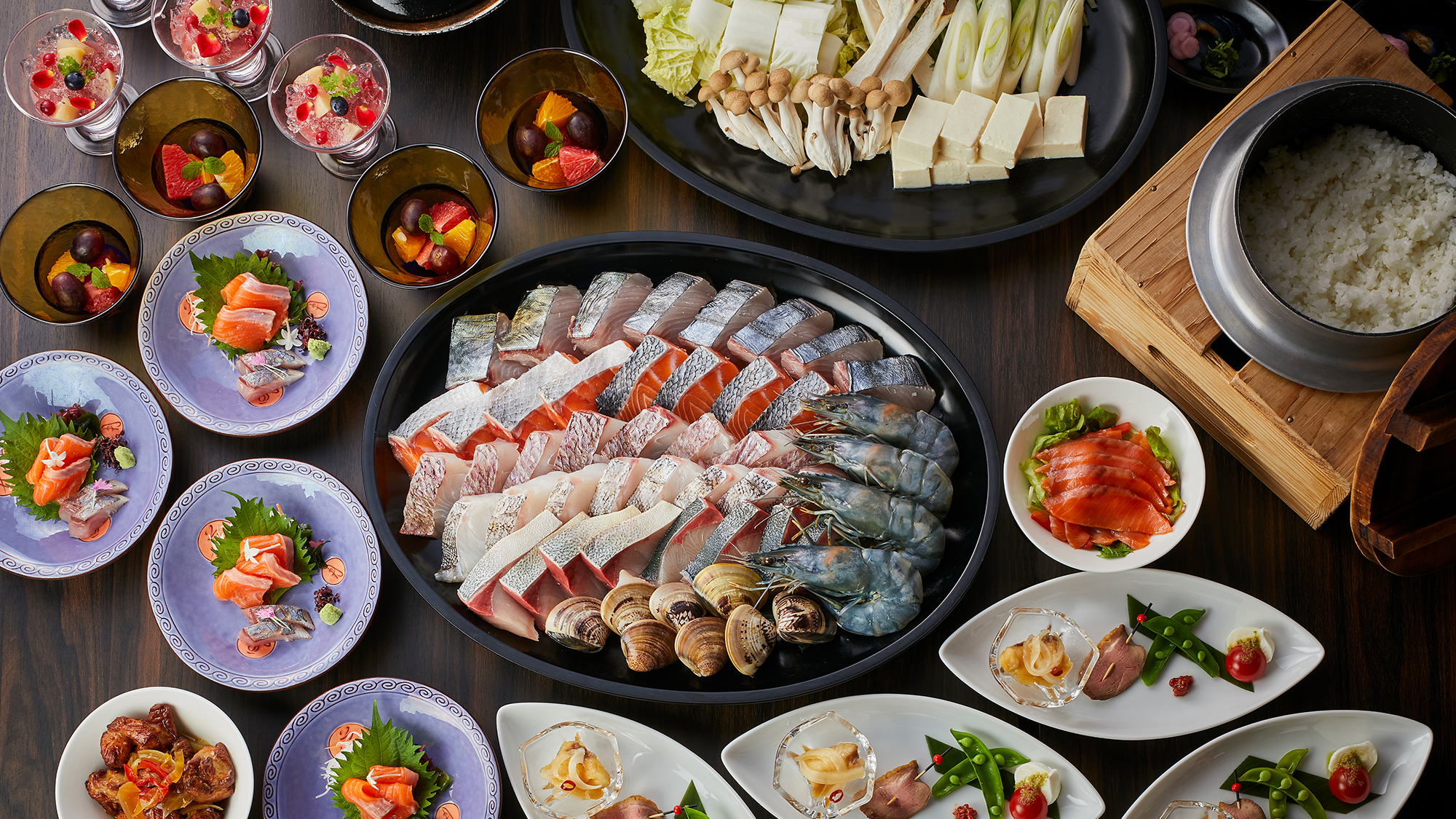 【ヴィラ客室】海鮮鍋をメインとしたルームサービスディナー（一例）