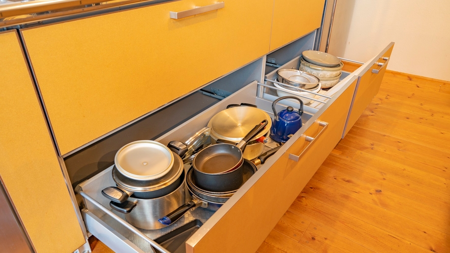 キッチンには食器や調理器具完備！