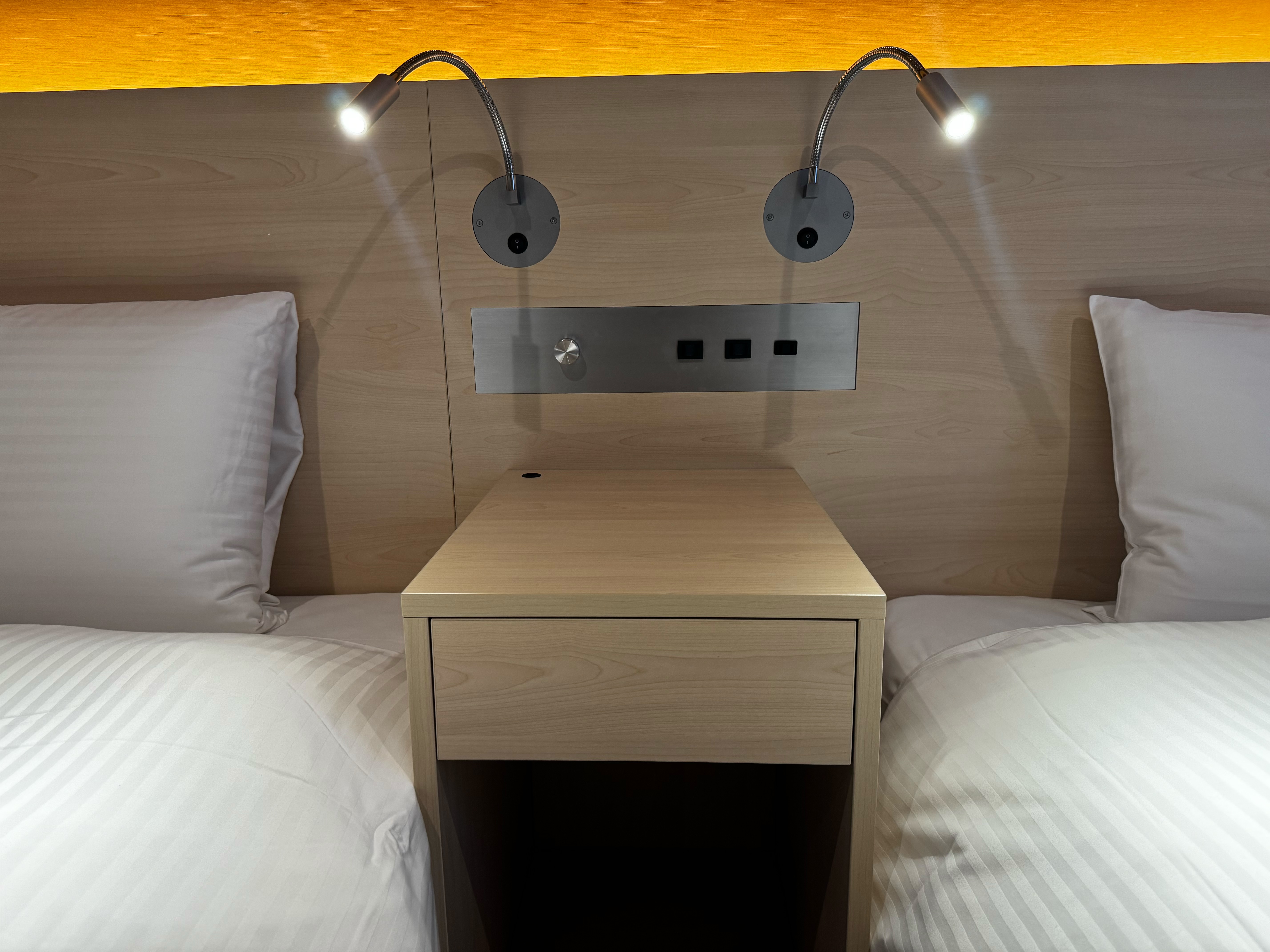 サイドテーブル