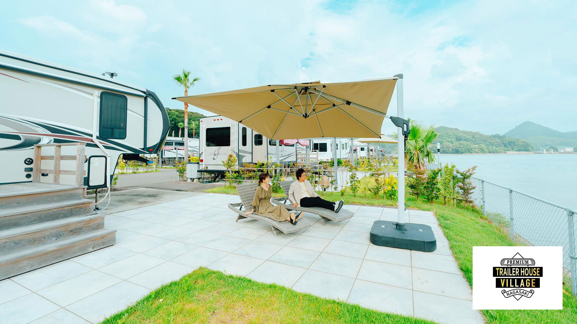 【トレーラーハウス】各区画内にゆっくりと寛げる専用テラスがあり、ワンランク上のアウトドアが楽しめます