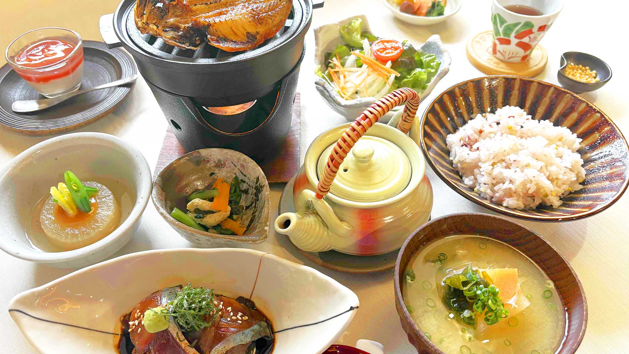 【朝食】長崎近海の新鮮な海の幸を使用した海鮮茶漬けやアジの開きをレストランにてご用意いたします。