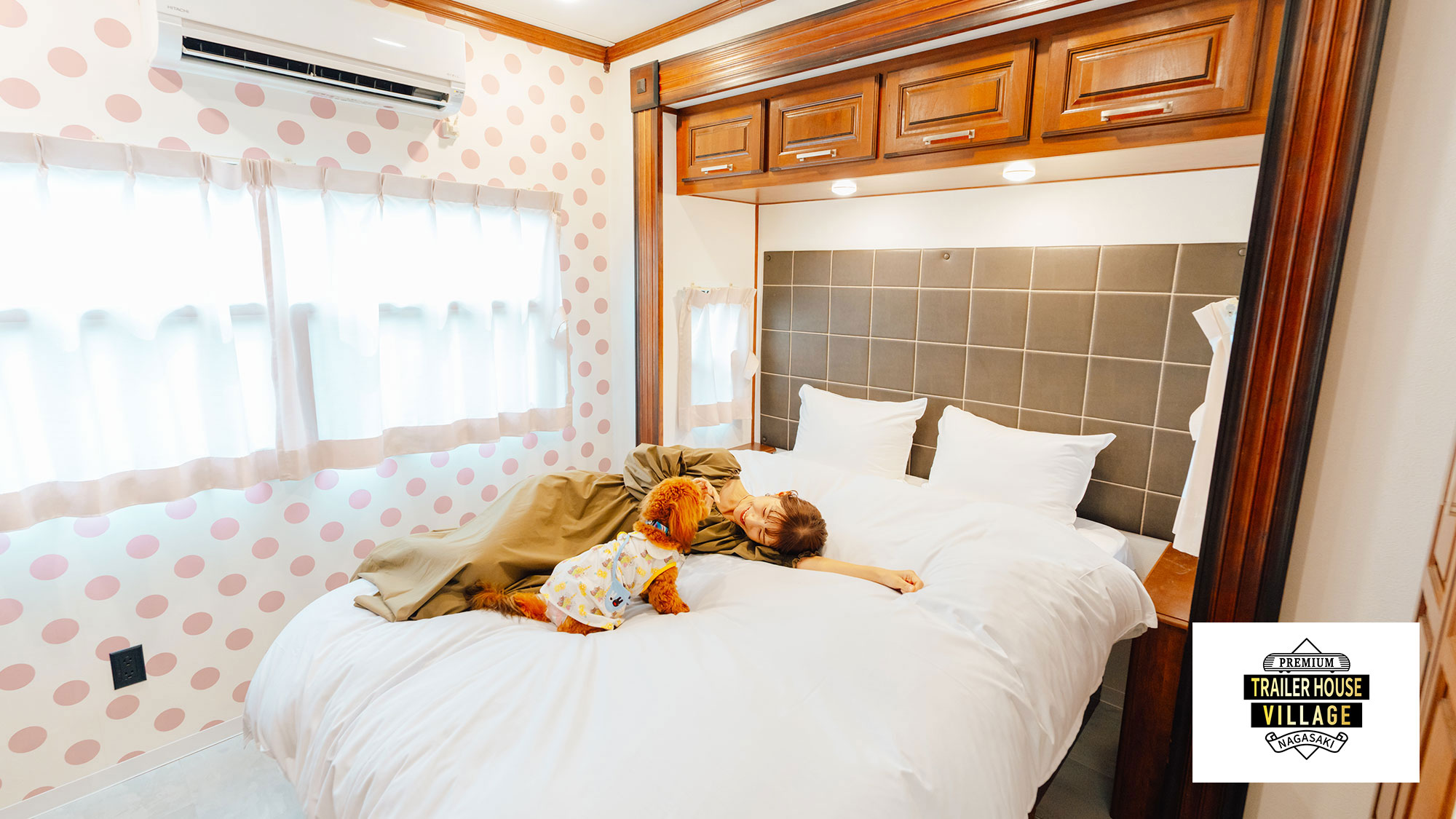 【ペット同宿トレーラー】広々ベッドでワンちゃんと一緒にお休みOK！ゲージもご用意しています。