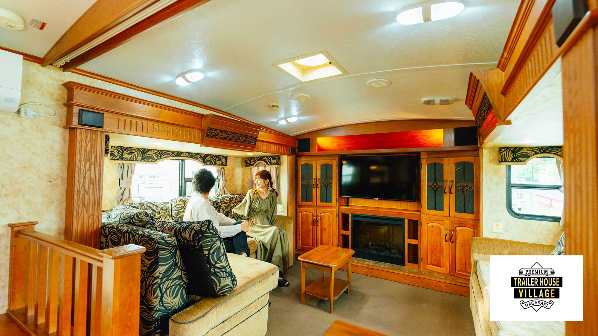 【トレーラーハウス】温かみと高級感のあるウッドインテリアで統一された和モダンな空間。