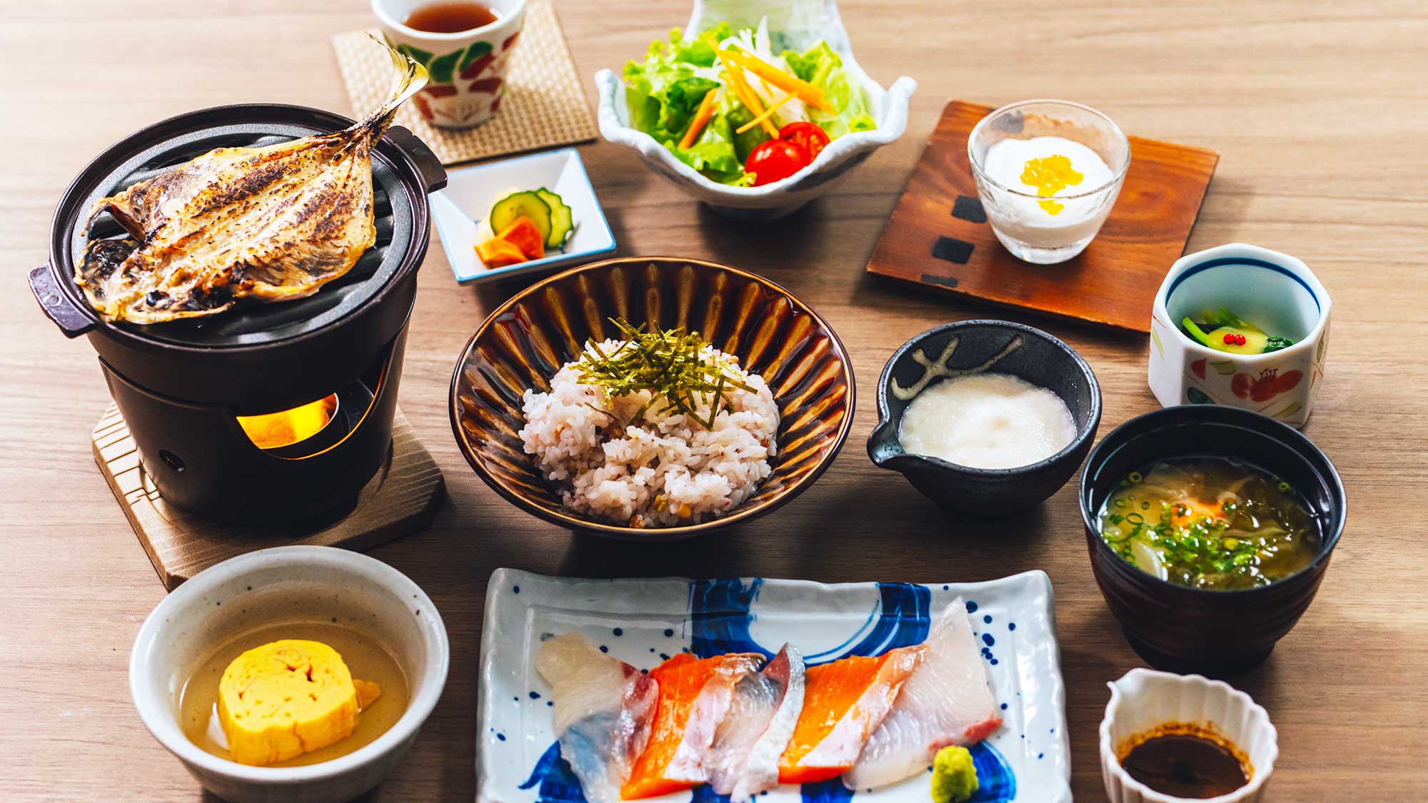 【朝食】長崎近海の新鮮な海の幸を使用した海鮮丼やアジの開きをレストランにてご用意いたします。