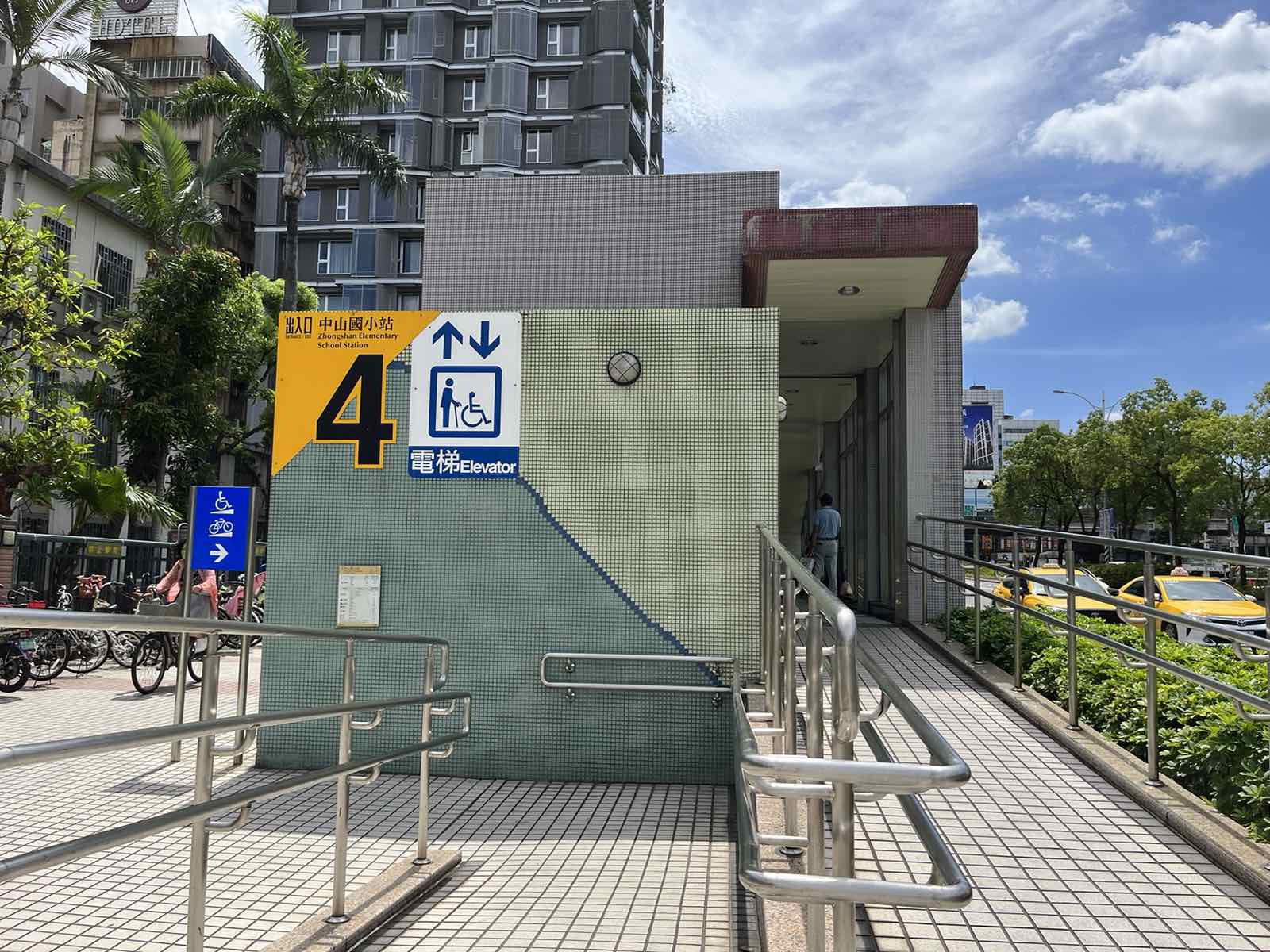 MRT中山国小駅４番出口より徒歩約2分