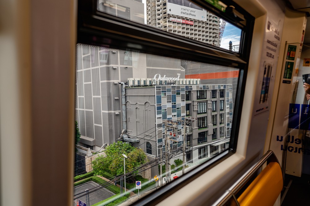電車の窓から見られるホテルの景色