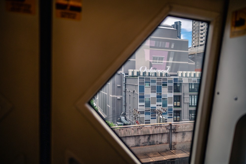 電車の窓から見られるホテルの景色