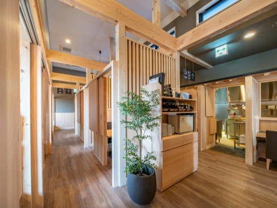 海鮮ダイニング美蔵徳島空港の店内でございます。全体的に木を感じる、寛ぎ・安らぎを提供出来る店内です。