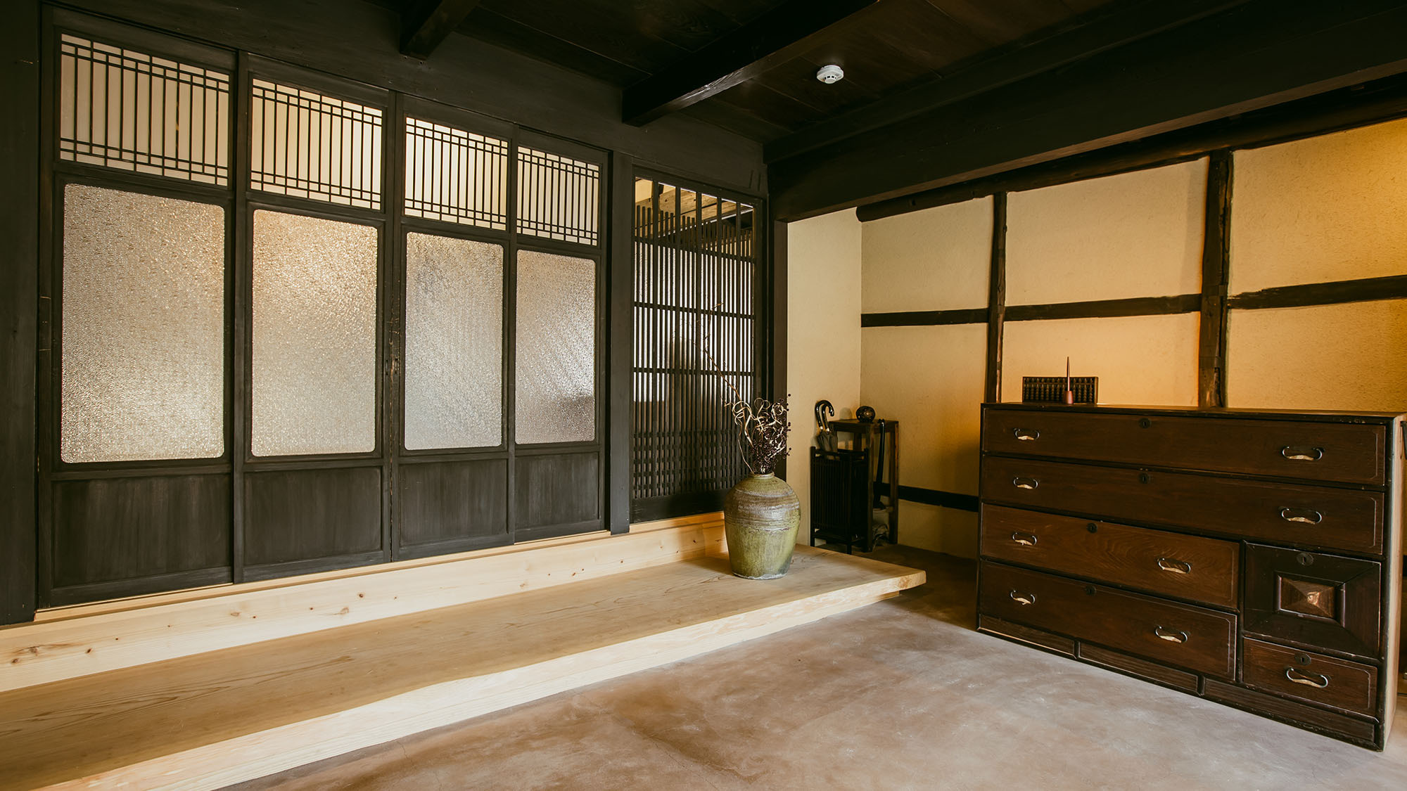 Villa148_玄関（古い建具を生かした重厚感のある玄関です。）