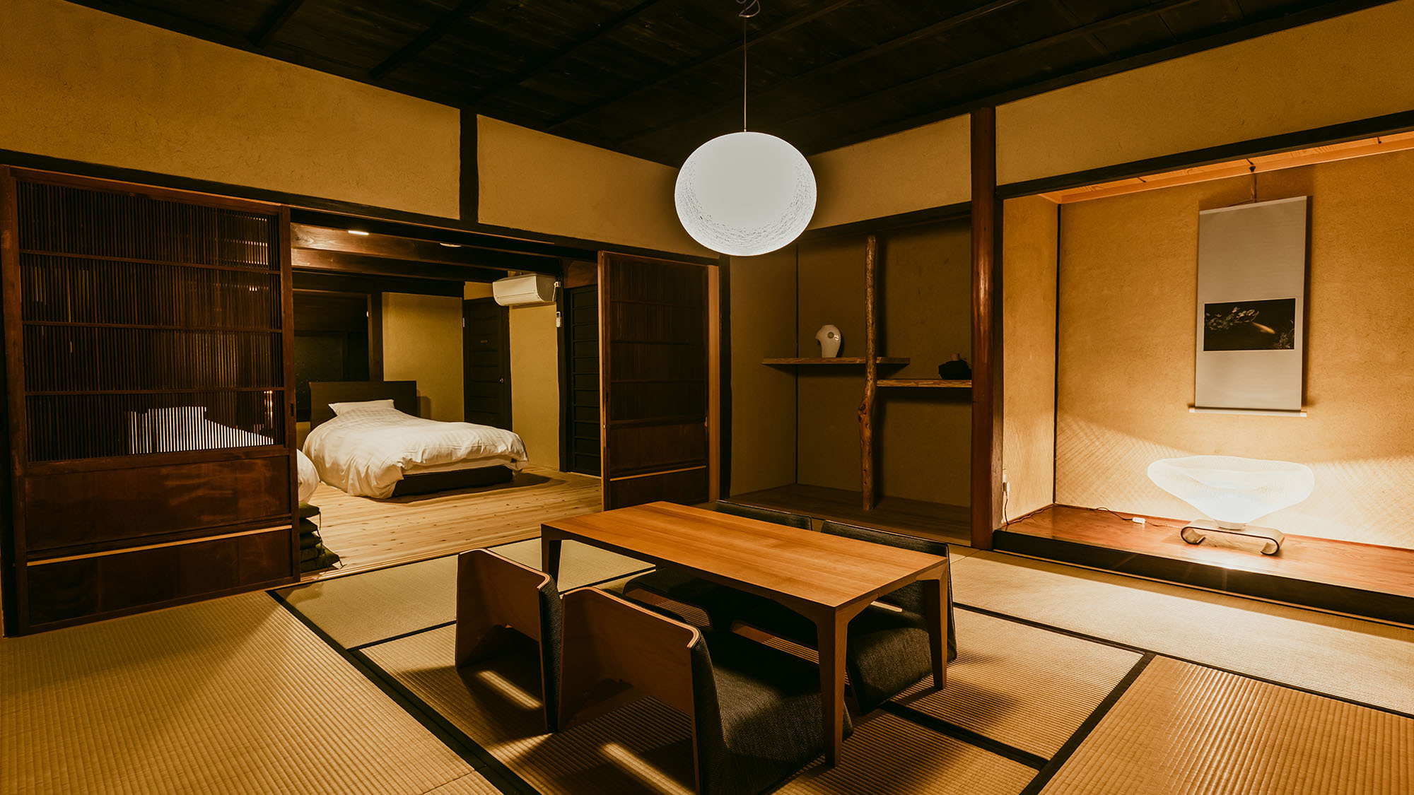 ・【kawaracho和室】座敷と寝室は繋がっており、格子戸で仕切られております
