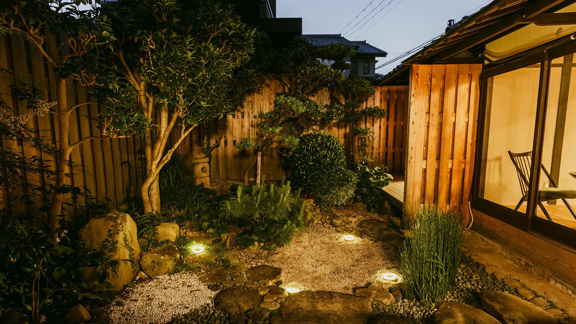 ・【kawaracho中庭】夜はライトアップされ幻想的な雰囲気に包まれます