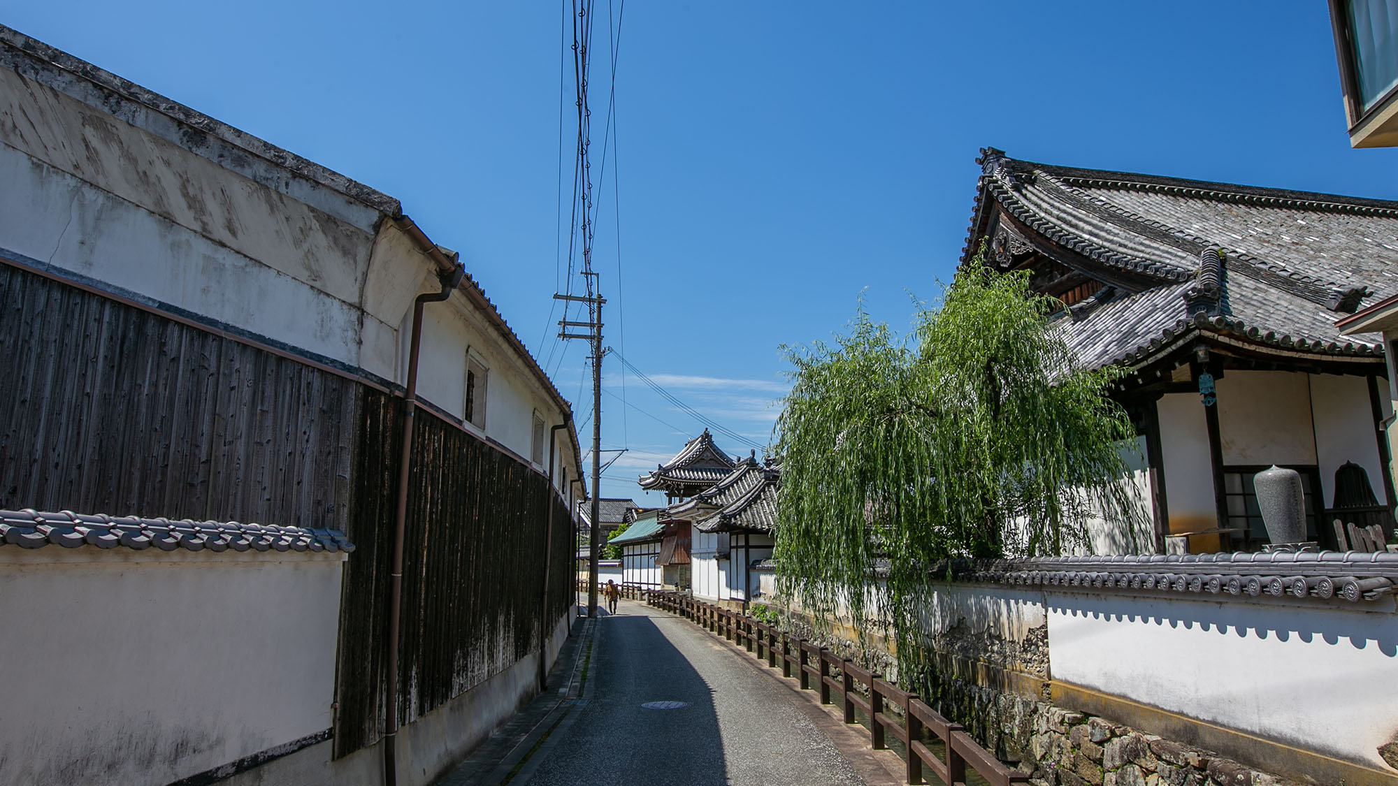 ・【城下町】白壁の土蔵と小川を挟んだ小道。城下町の歴史的風情が今も残されております