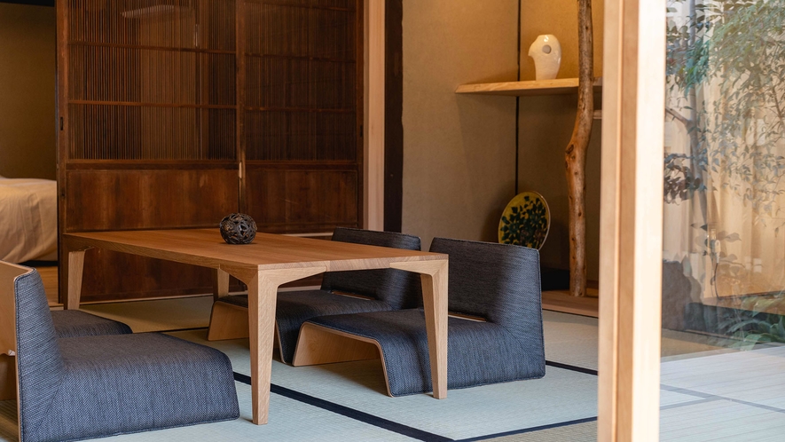 ・【kawaracho和室】座敷には座椅子と木のローテーブルを設置