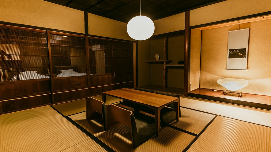 ・【kawaracho和室】座敷と寝室は繋がっており、格子戸で仕切られております