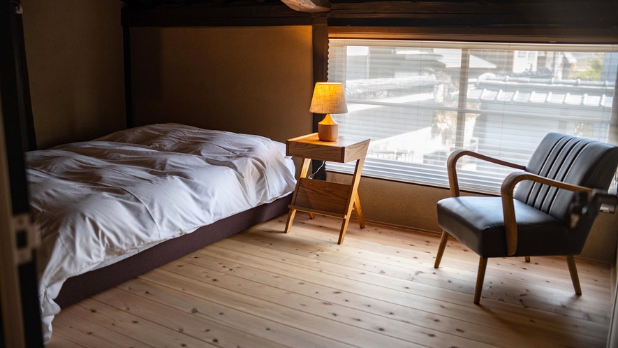 ・【kawaracho2F寝室】古民家のあたたかさと木造の落ち着きを感じられる寝室