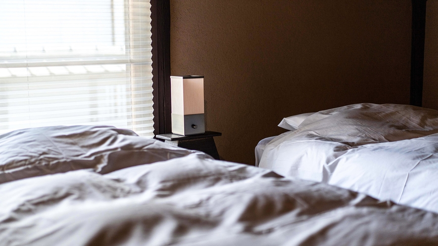 ・【kawaracho2F寝室】ブラインドを通して淡い光が部屋をやさしく照らしてくれます
