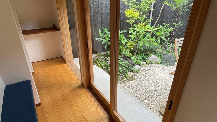 ・【honmachi中庭】中庭前の廊下には腰を掛けて中庭を眺められるスペースがございます