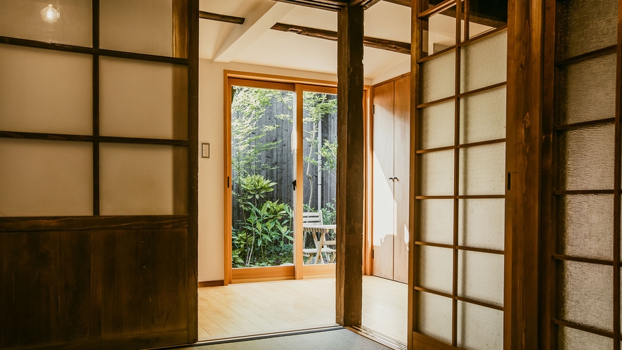 ・【honmachi和室】引き戸を開ければ居間からでも中庭を眺めることもできます