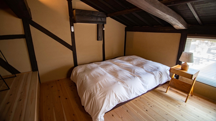 ・【kawaracho2F寝室】ダブルベッドもございます。ふわふわのお布団でゆっくりとお休みください