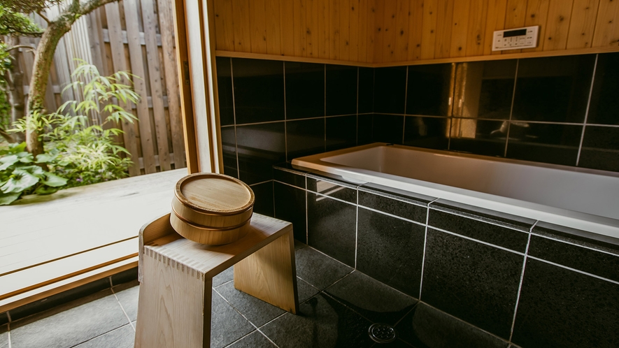 ・【kawarachoお風呂場】黒のタイルと木壁のお風呂場はとても落ち着きのある空間です