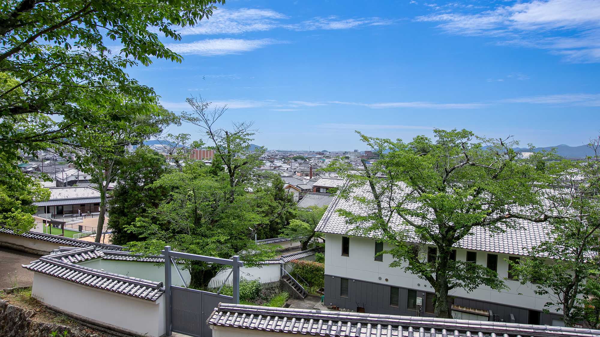 ・【龍野城】高い建造物が少ないので町全体を眺めることができます